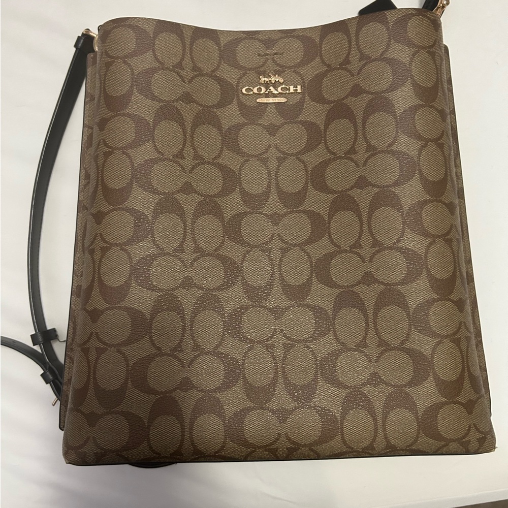 This was used probably less than 5 times. I no longer enjoy purses with logos